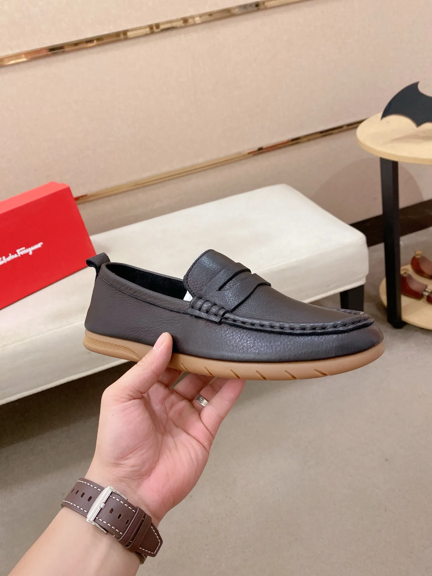 Factory price 500💰 Original Ferragamo men's shoes! The world's top brands...Luxury quality...//Fashion and high-end footwear 👍💪🏻...give you a low-key luxury comfort experience👍. The upper is made of pure Italian imported original cowhide and sweat-absorbent sheepskin lining. It is comfortable and breathable, high-end and classy... luxurious and noble!! .. OEM factory shipment [Hug] stall.. Original board. Welcome to taste..38--44.